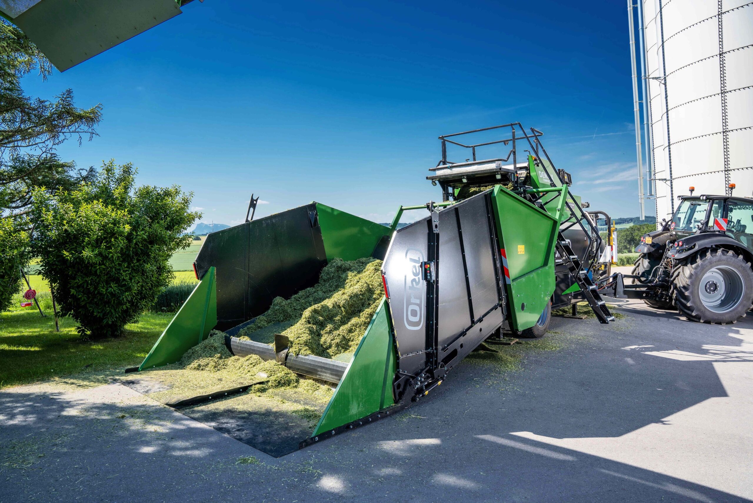 The Dens-X compactor angled with emphasis on the feeding table, where some yellow material is left inside the feeding table.