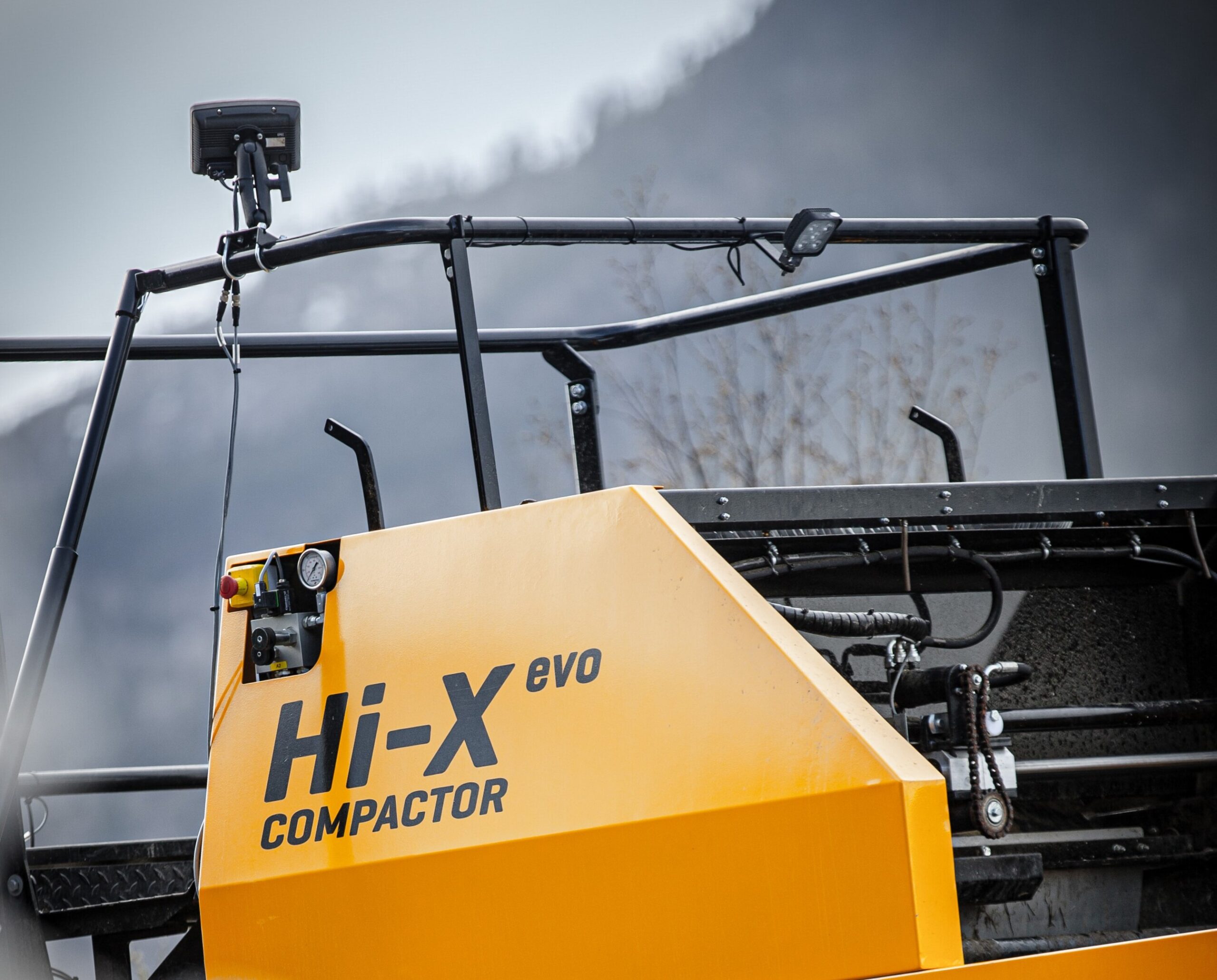 The platform and railings of a Hi-X evo with a grey forest background.