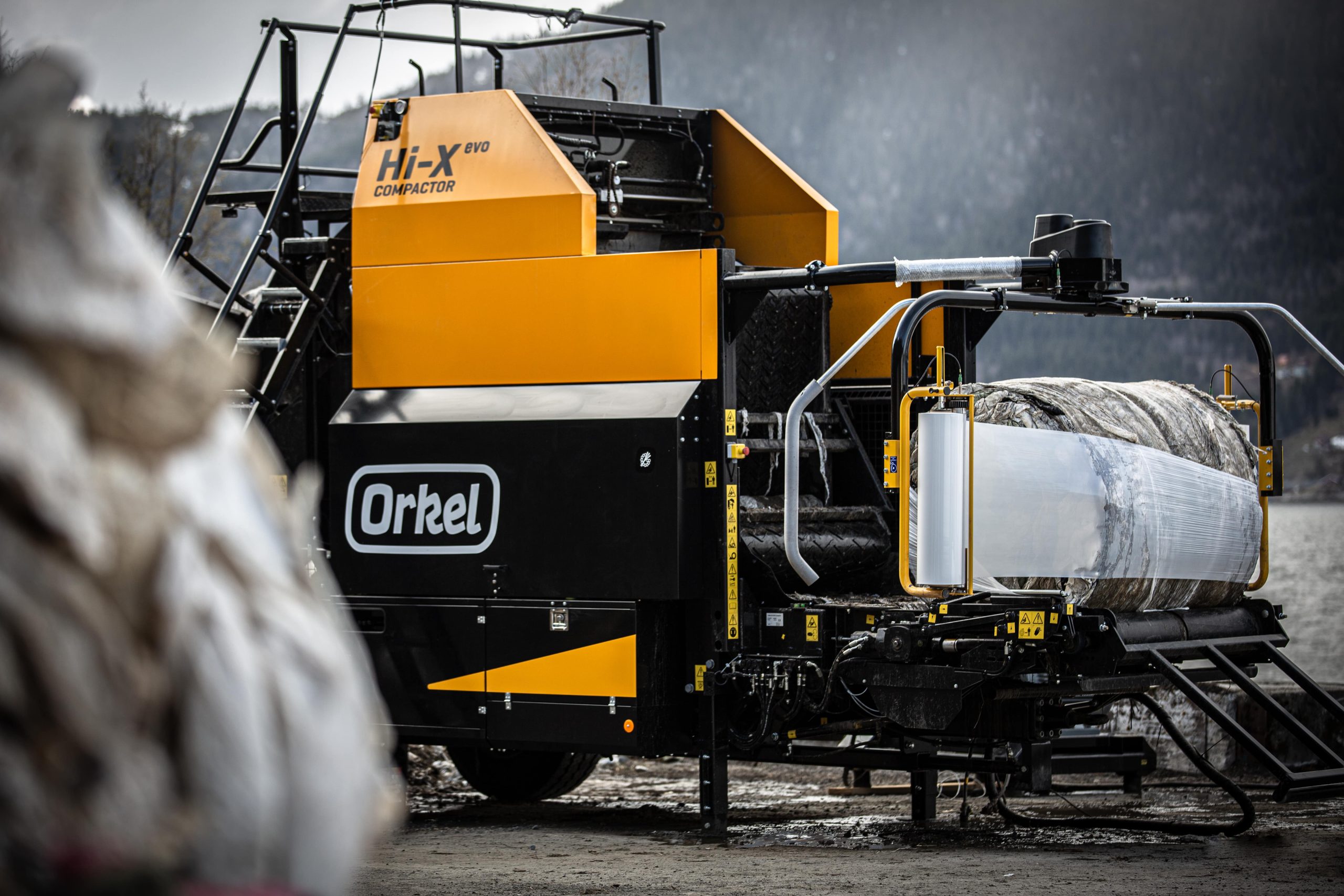 Bale rough waste materials with Hi-X evo