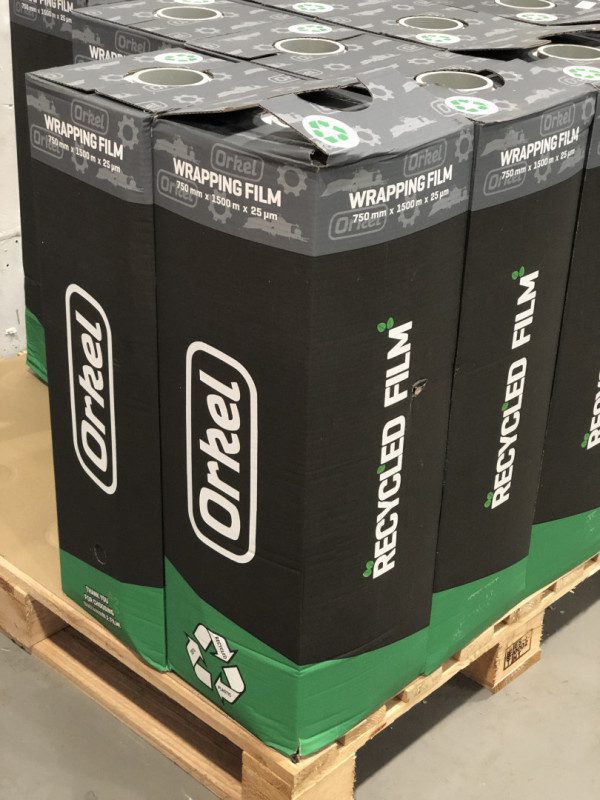 Kartons mit recycelter Folie aufgereiht