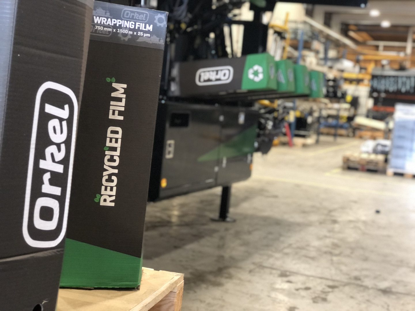 Bild zeigt einen Lagerbereich mit zwei Kartons recycelter Folie im Vordergrund des Fotos