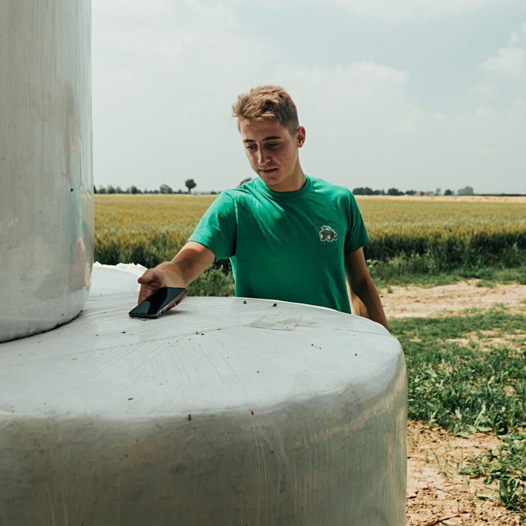 Farmer scanning Orkel Precision qr-code with mobile for bale content info