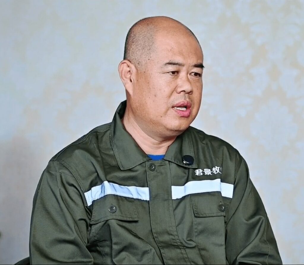 Primeiro plano de um homem usando um macacão verde